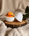 Paco - Peluche poussin à moitié dans son oeuf.webp