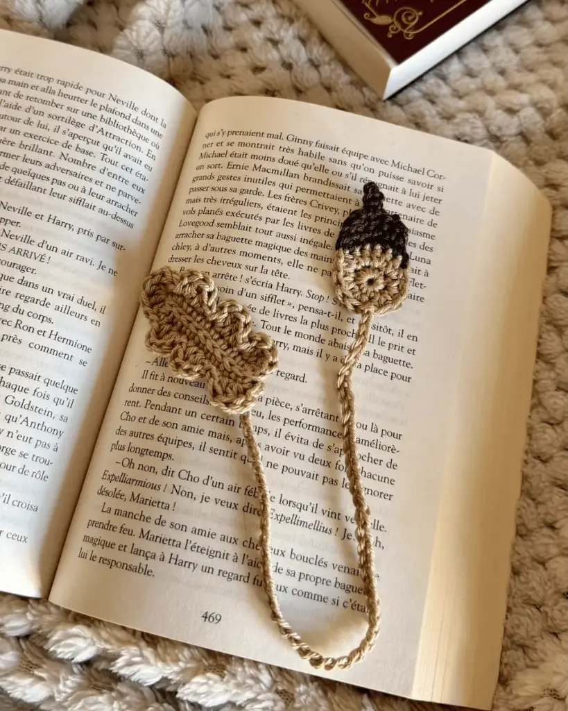 Marque-page Gland / Feuille de chêne en crochet