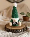 JOEL- Peluche Gnome de noël vert en crochet