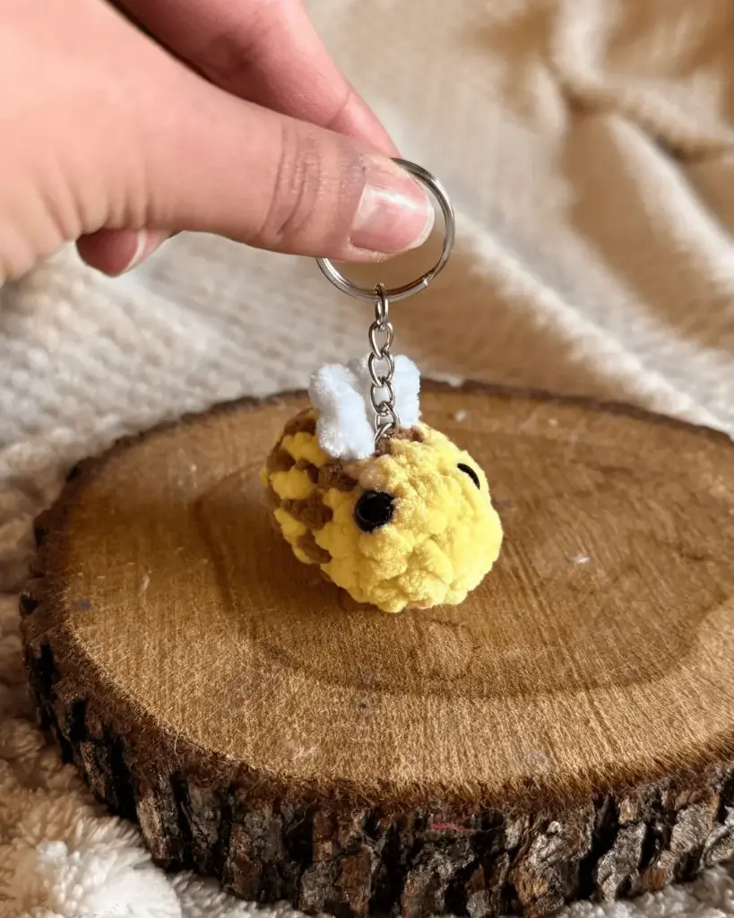 ADELE - Porte-clés Abeille jaune clair / marron en crochet (Argenté)