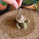 LOUISE - Porte-clés Tortue Vert sauge / Beige en crochet