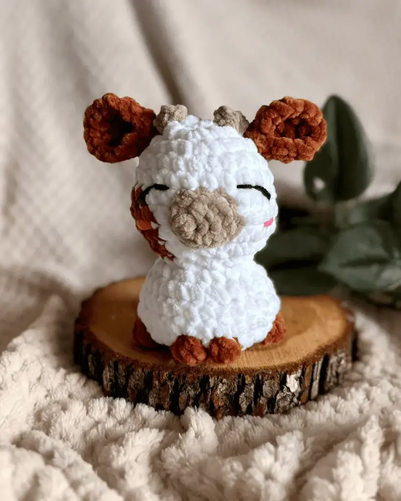 MAGGIE - Peluche Vachette Blanc / Marron en crochet