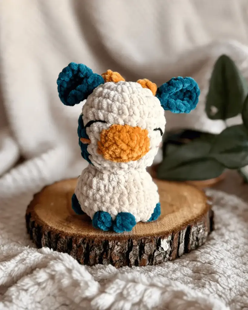 MAGGIE - Peluche Vachette Bleu canard / Beige / Moutarde en crochet