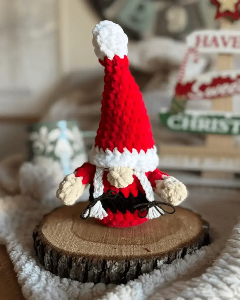 [C/JOEL-RG] JOEL- Peluche Gnome de noël rouge en crochet